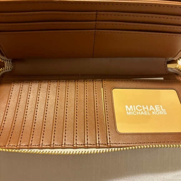 Cream colored Michael Kors wallet, brand new - Picture 3 of 4